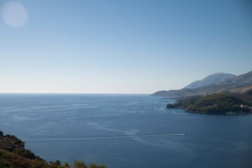 Affascinante vista costiera del mare calabrese e delle montagne vicino ad Atena Smartrooms a Sellia, Italia