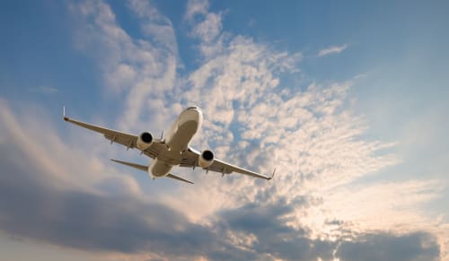 Aereo commerciale che vola sopra le nuvole vicino all'hotel Atena Smartrooms a Sellia, Italia