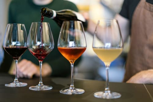 Cata de vinos en Casa Rural Finca El Olivar con tintos, rosados y blancos en Valencia