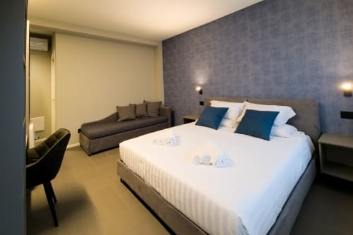 Camera Sodalite presso SMalL Guesthouse a Bussolengo con letto, divano e arredamento moderno