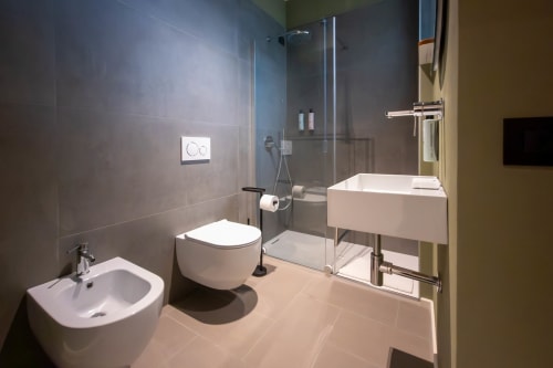 Bagno moderno nella camera Malachite di SMalL Guesthouse, Bussolengo con bidet, water, doccia walk-in e lavandino
