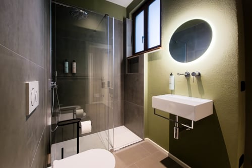 Bagno moderno nella camera Malachite di SMalL Guesthouse, Bussolengo, con doccia walk-in e specchio rotondo illuminato