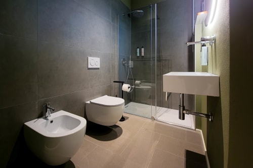 Moderno bagno nella camera Malachite di SMalL Guesthouse, Bussolengo con bidet, toilet, doccia e finiture contemporanee