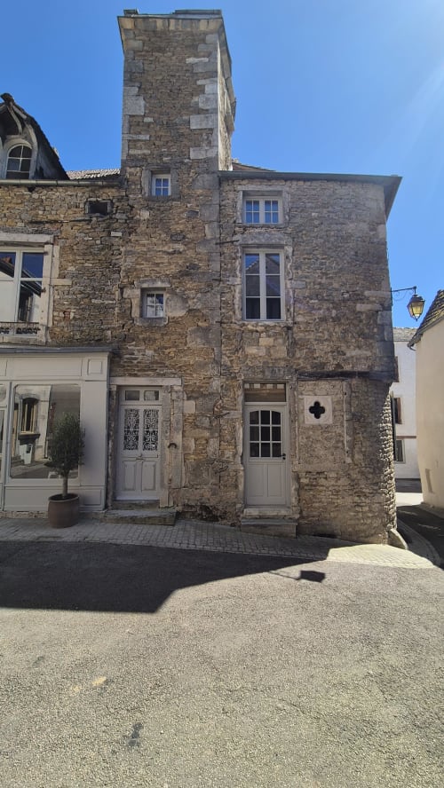 Historische stenen gevelvoorgevel met toren in Autun, Frankrijk, ingang van appartement Moulin Renaudiots met blauwe deuren