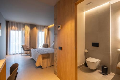 Moderno appartamento con 1 camera da letto presso The Alma Suite, con letto, bagno en-suite, zona soggiorno e vista sul giardino