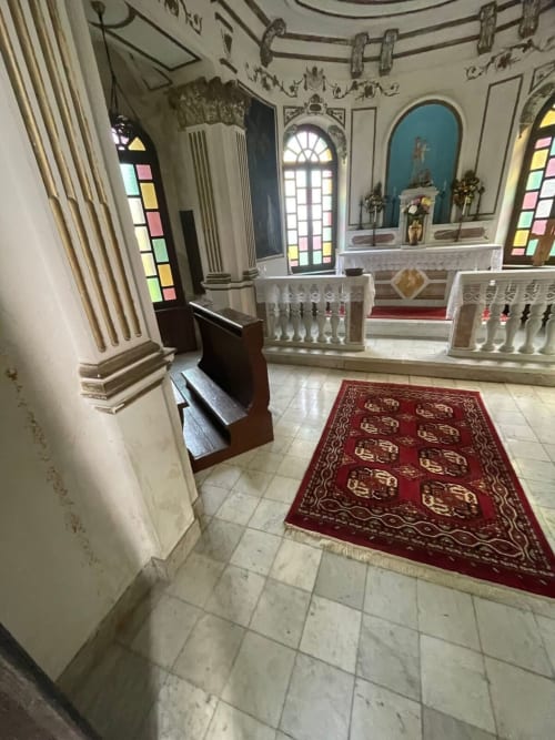Suite élégante au Palazzo Losio à Ponzone, avec autel orné, vitraux et tapis rouge à motifs
