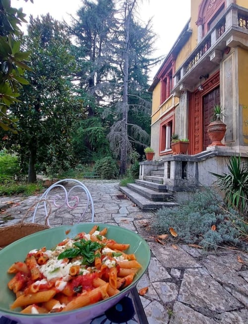 Assiette de pâtes fraîches avec sauce sur la terrasse du Palazzo Losio dominant le jardin du Piémont, Italie