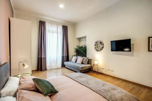 Ampio trilocale Diocleziano a Roma con letto, divano, TV, pavimenti in legno e comfort moderni