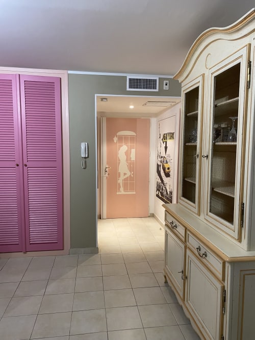 Couloir moderne d'appartement à Sainte-Maxime avec placards roses, mobilier crème, carrelage et encadrement corail