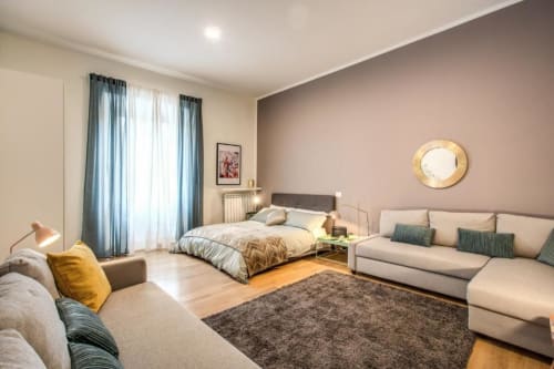 Ampio monolocale a Roma con zona notte, divano, parquet e comfort moderni