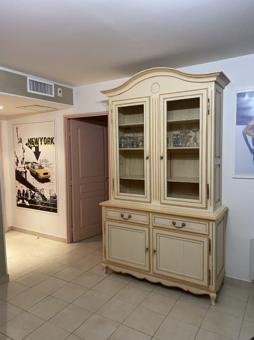 Buffet vitré  dans un appartement de Sainte-Maxime avec affiche New York