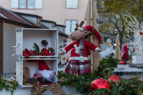 Decoraciones navideñas en SMalL Guesthouse de Bussolengo con exhibición de gnomos festivos y adornos rojos