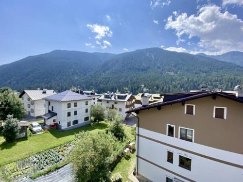 Edifici residenziali alpini con vista sulla foresta di montagna ad Auronzo di Cadore, Italia
