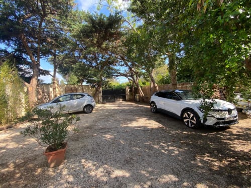Voitures blanches garées à l'ombre dans l'allée du Patio aux Oiseaux, un gîte à La Ciotat