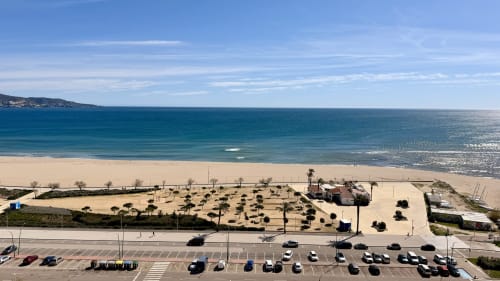 Apartamento de vacaciones en primera línea de playa de Costa Brava en Empuriabrava con playa de arena, mar Mediterráneo azul y zona de aparcamiento