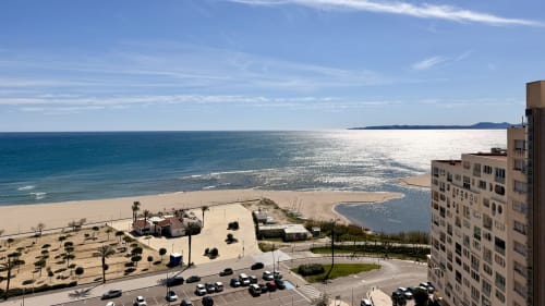 Vacaciones en la Costa Brava: vista del mar desde el balcón con vistas a la playa de Empuriabrava, costa mediterránea y aguas azules