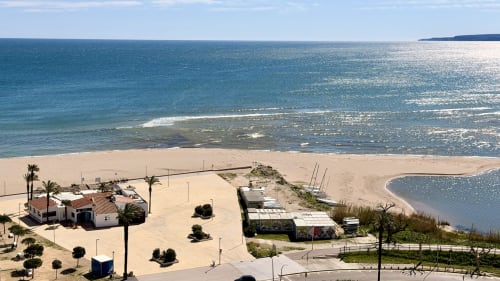 Apartamento vacacional frente al mar en Empuriabrava, Costa Brava, con vistas al mar, playa de arena y aguas mediterráneas