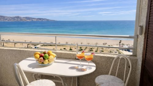 Vista de balcón en Holidays Costa Brava con frutero, cócteles y vistas al mar Mediterráneo sobre la playa de Empuriabrava