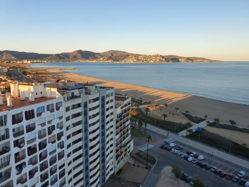 Apartamento vacacional en primera línea de playa de Costa Brava con balcón con vistas al mar frente a la playa de Empuriabrava y la costa mediterránea