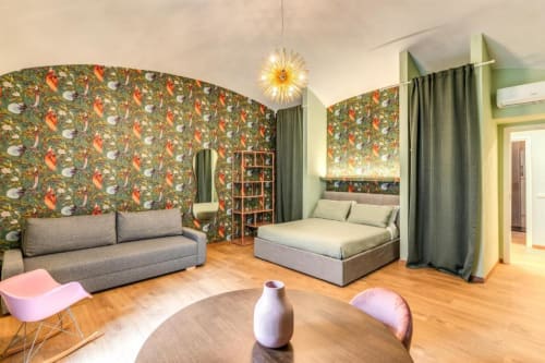 Appartamento Croce di Malta Royale a Roma con carta da parati floreale, letto a baldacchino, divano e pavimenti in legno