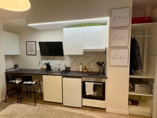 Cocina moderna en Be Gonfre Flats Valencia con salpicadero de mármol, armarios blancos y zona de trabajo