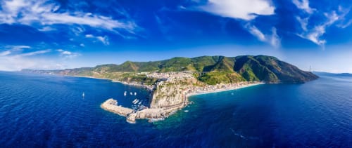 Vista aerea della Spiaggia di Maronti, Isola d'Ischia Italia con acque turchesi e affascinante centro costiero circondato da verdi montagne