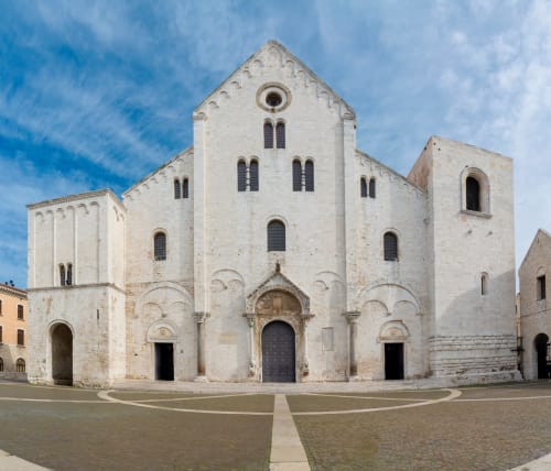 Facciata della chiesa romanica a Bari, Italia vicino al bed and breakfast Ricco Smartrooms