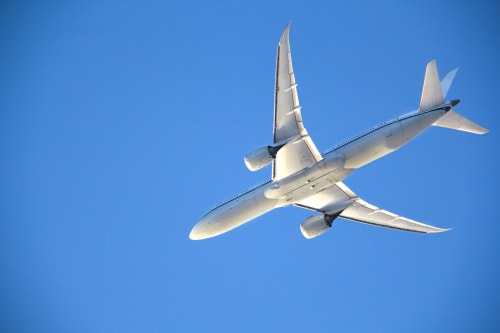 Aereo commerciale che sorvola l'Italia verso la struttura ricettiva Ricco Smartrooms