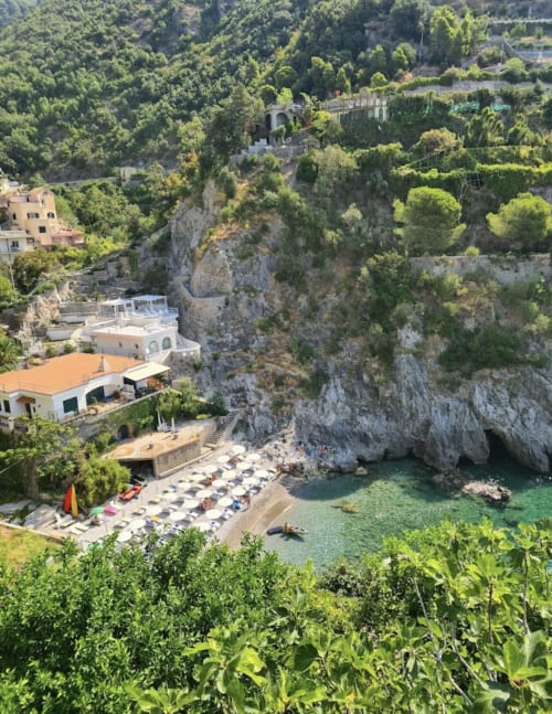 Casa Mannini B&B si affaccia sulla caletta turchese di Maiori con spiagge a strapiombo e vegetazione mediterranea