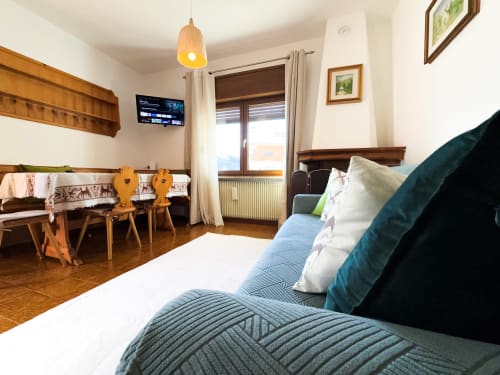 Camera da letto Rugiada ad Auronzo di Cadore con vista montagna, arredamenti in legno e comfort moderni