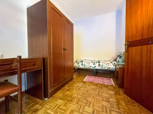 Camera accogliente nella casa Rugiada, Auronzo di Cadore, con mobili in legno, letto singolo e pavimento in parquet