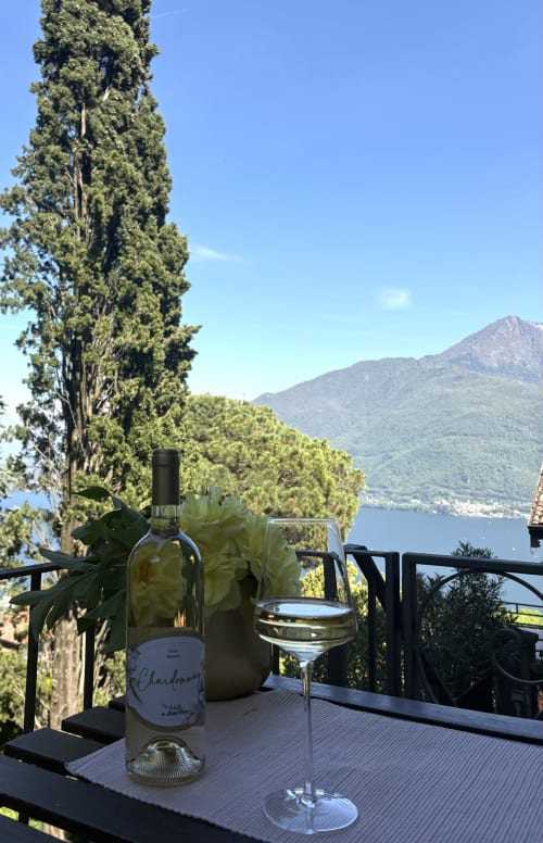 Bicchiere di Chardonnay che affaccia sul Lago di Como dalla terrazza di La Dolce Casa a Cremia, Italia