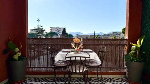 Elegante Balkondinette im Résidence Château des Artistes in Cannes mit Bergblick, Topfblumen und Stadtpanorama