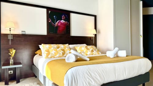 Camera studio confortevole presso Résidence Château des Artistes, Cannes con accenti gialli, arredamenti moderni e schermo piatto