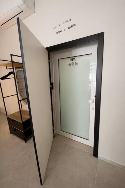 Porta d'ingresso della SPA dell'appartamento Suite 169 a Bari, Italia con testo italiano sopra