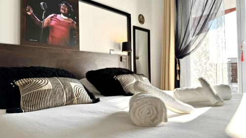 Modernes Studiozimmer im Château des Artistes, Le Cannet mit Stadtblick, weiße Bettwäsche, gestreifte Kissen, aufgerollte Handtücher