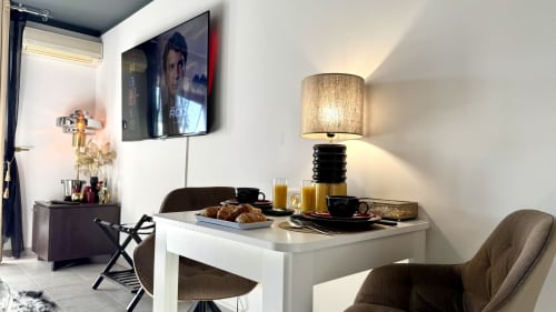 Modernes Studio im Château des Artistes in Le Cannet mit Esstisch, Lampe, Fernseher und Frühstücksbereich