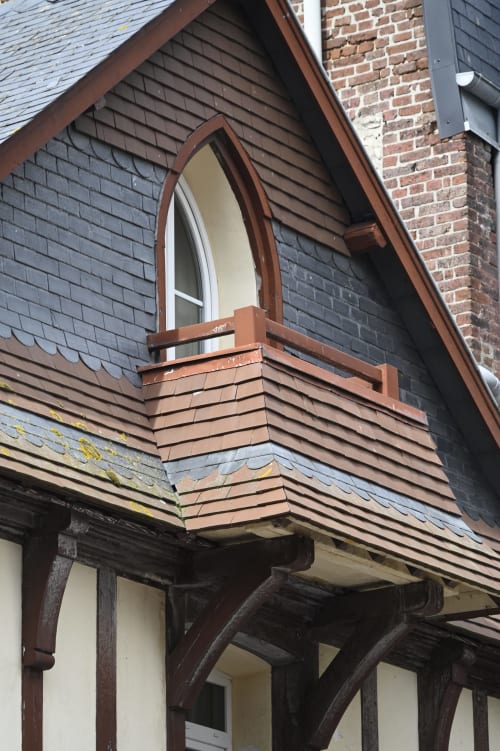 Fenêtre en arc avec balcon en bois sur pignon à bardeaux d'ardoise au Gîte De La Petite Salamandre, Étretat
