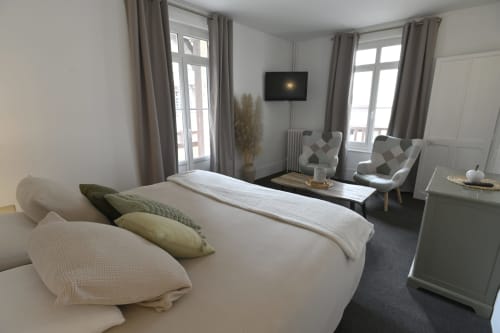 Chambre moderne au Gîte La Mer à Étretat avec vue sur la ville, télévision et coin salon