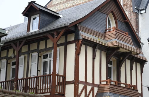 Maison à colombages à Étretat aux murs crème, poutres sombres, toit d'ardoise et balustrades en bois - Gîte De La Petite Salamandre