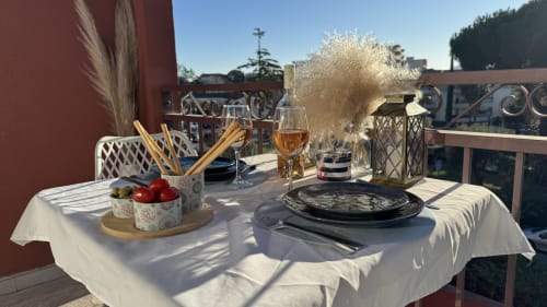 Elegante Außenbestuhlung im Château des Artistes mit Weingläsern, Gedeck und Meerblick von der Terrasse in Le Cannet