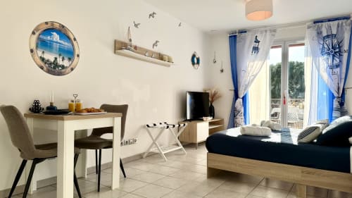 Nautisch gestaltetes Apartment in der Résidence Château des Artistes in Le Cannet mit Bett, Schreibtisch, Essbereich und Meerblick-Dekoration