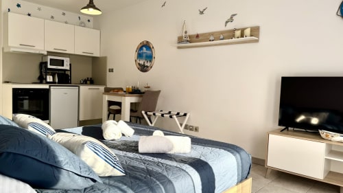 Modernes Studio in der Résidence Château des Artistes in Le Cannet mit nautischer Einrichtung, Kochnische, Bett und Fernseher