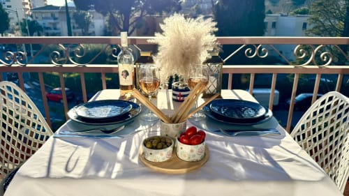 Elegantes Speiseambiente auf dem provenzalischen Balkon mit Wein, Oliven, Tomaten und Meerblick bei Résidence Château des Artistes