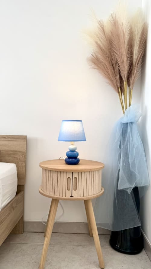Moderner Nachttisch mit blauer Lampe und dekorativen Pampasgräsern im Apartment Aventure marine der Résidence Château des