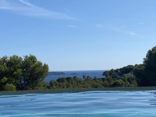 Vue sur la mer depuis le balcon de la suite By Elodie à Hyères, France avec le littoral méditerranéen et les pins