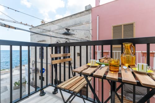 Terrazza Suite Alimede a Trulli Life, Bari, con vista mare, tavolo in legno e costa adriatica