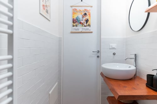 Bagno moderno nella Suite Alimede dell'hotel Trulli Life a Bari con piastrelle bianche a metro, lavabo tondo da appoggio, mobile in legno