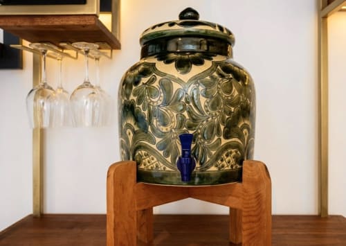 Urna cerámica decorativa con patrones ornamentales sobre pedestal de madera, Villa Merida Boutique Hotel, Mérida