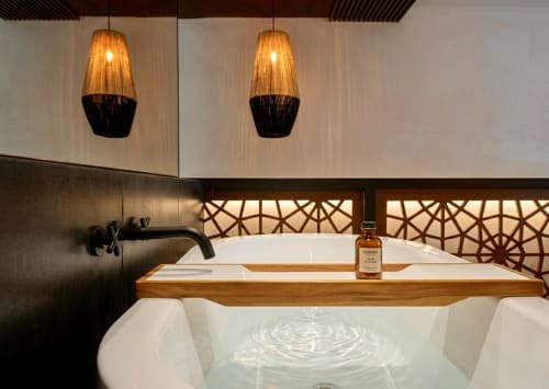Baño de lujo en Villa Merida Boutique Hotel con bañera de inmersión, iluminación ambiental y elegantes detalles de madera